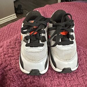 Nike Air Max 90 Wolf Grey/Total Crimson or Radiant Red.